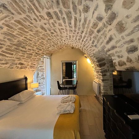 La Maison des Vendangeurs - TABLE D'HÔTES le soir du jeudi au lundi - Jacuzzi - Balnéo SPA - ACCES Piscine pour chambre Grafitti et chambre La Tour Martignargues Esterno foto
