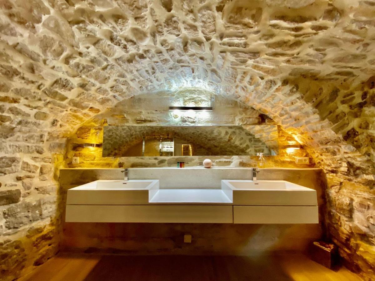 La Maison des Vendangeurs - TABLE D'HÔTES le soir du jeudi au lundi - Jacuzzi - Balnéo SPA - ACCES Piscine pour chambre Grafitti et chambre La Tour Martignargues Esterno foto