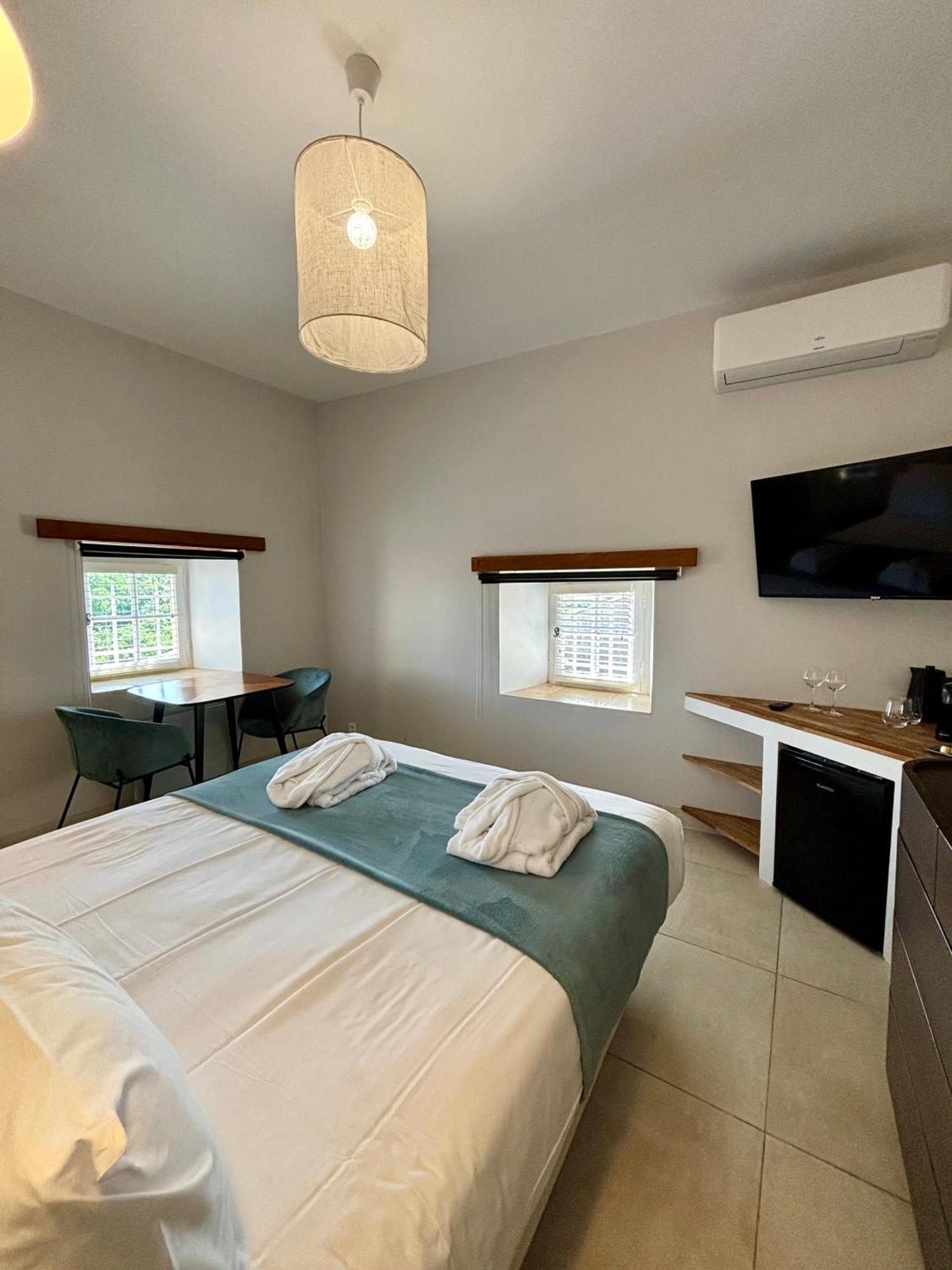 La Maison des Vendangeurs - TABLE D'HÔTES le soir du jeudi au lundi - Jacuzzi - Balnéo SPA - ACCES Piscine pour chambre Grafitti et chambre La Tour Martignargues Esterno foto