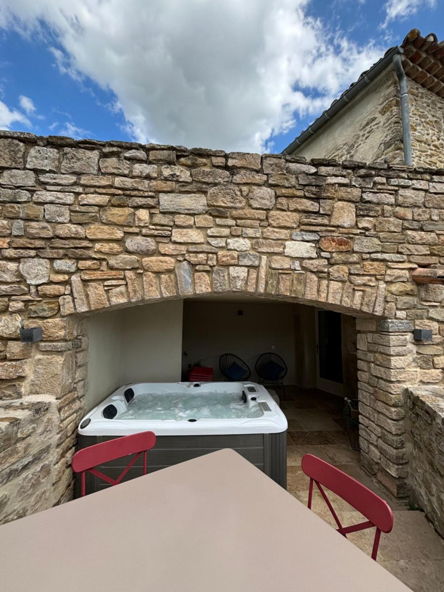 La Maison des Vendangeurs - TABLE D'HÔTES le soir du jeudi au lundi - Jacuzzi - Balnéo SPA - ACCES Piscine pour chambre Grafitti et chambre La Tour Martignargues Esterno foto