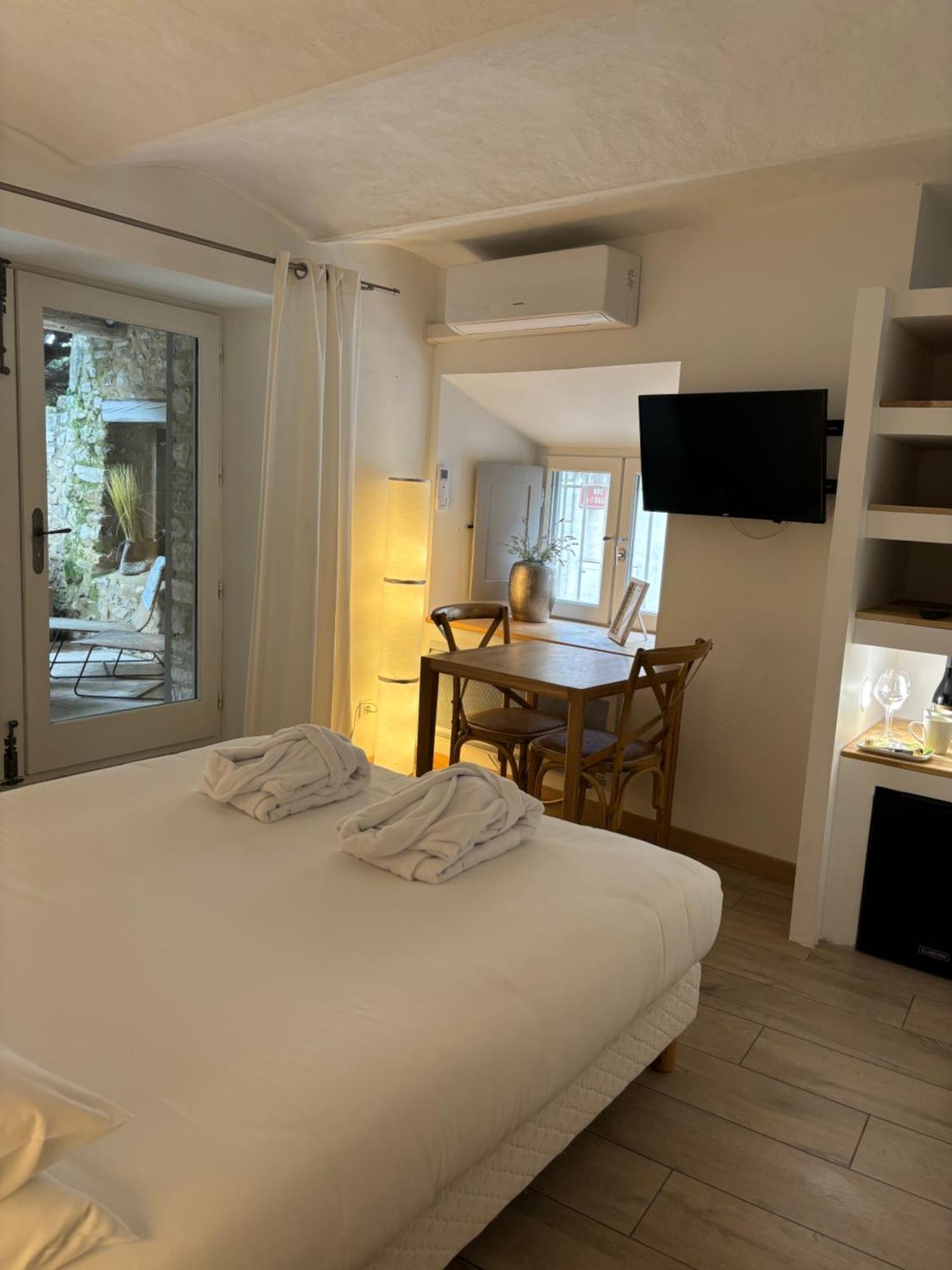 La Maison des Vendangeurs - TABLE D'HÔTES le soir du jeudi au lundi - Jacuzzi - Balnéo SPA - ACCES Piscine pour chambre Grafitti et chambre La Tour Martignargues Esterno foto
