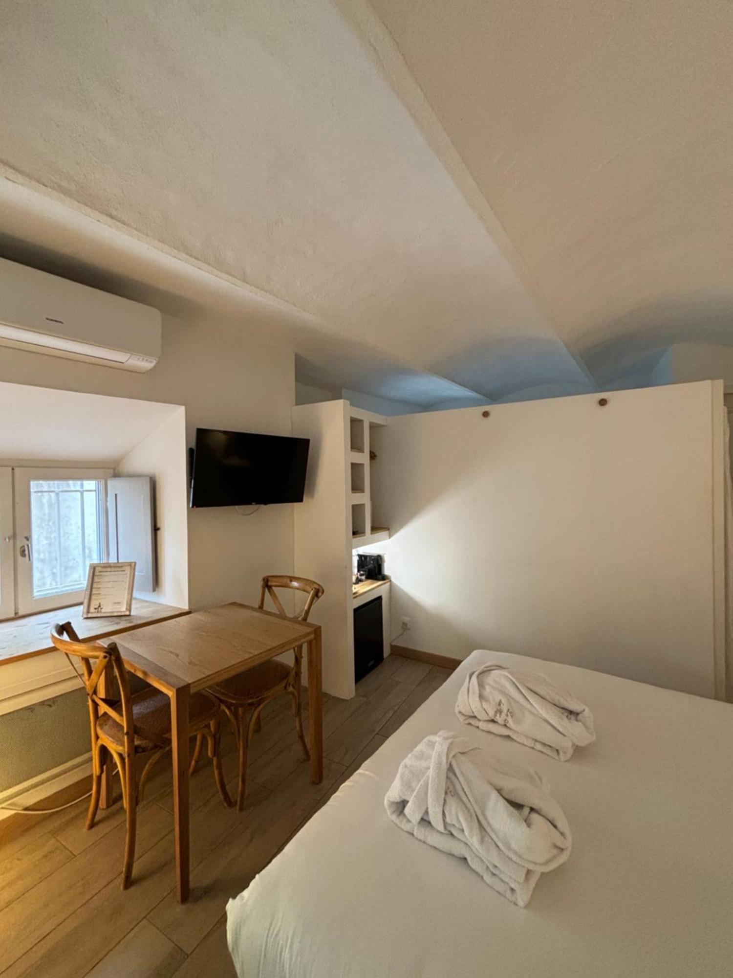 La Maison des Vendangeurs - TABLE D'HÔTES le soir du jeudi au lundi - Jacuzzi - Balnéo SPA - ACCES Piscine pour chambre Grafitti et chambre La Tour Martignargues Esterno foto