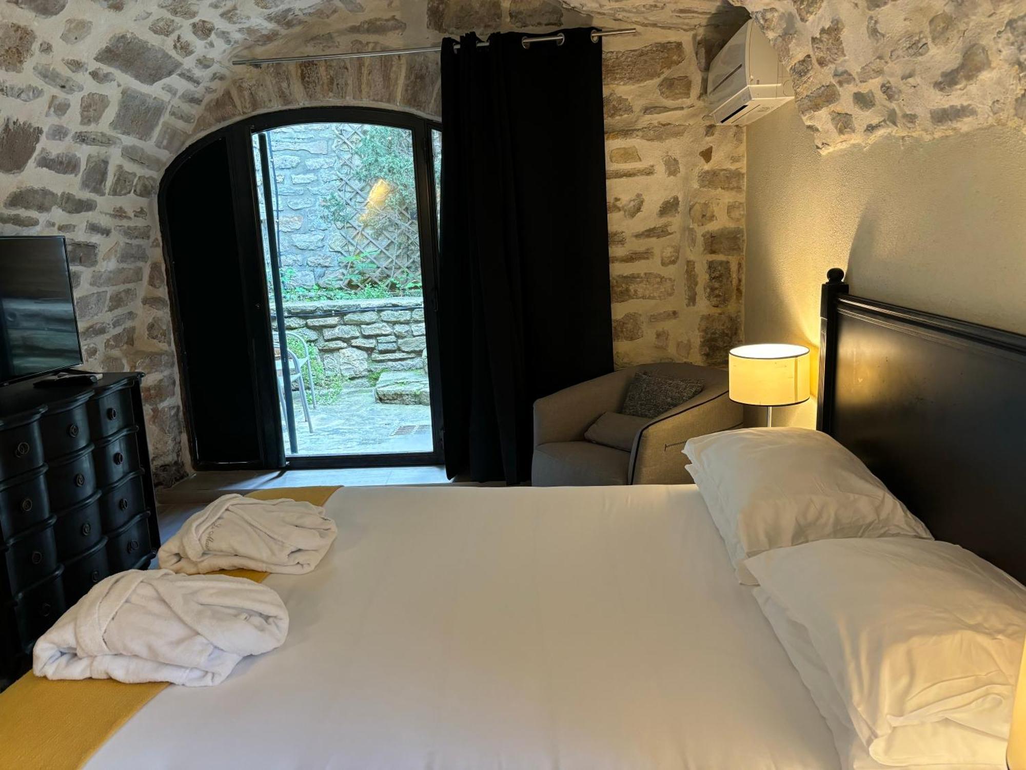 La Maison des Vendangeurs - TABLE D'HÔTES le soir du jeudi au lundi - Jacuzzi - Balnéo SPA - ACCES Piscine pour chambre Grafitti et chambre La Tour Martignargues Esterno foto