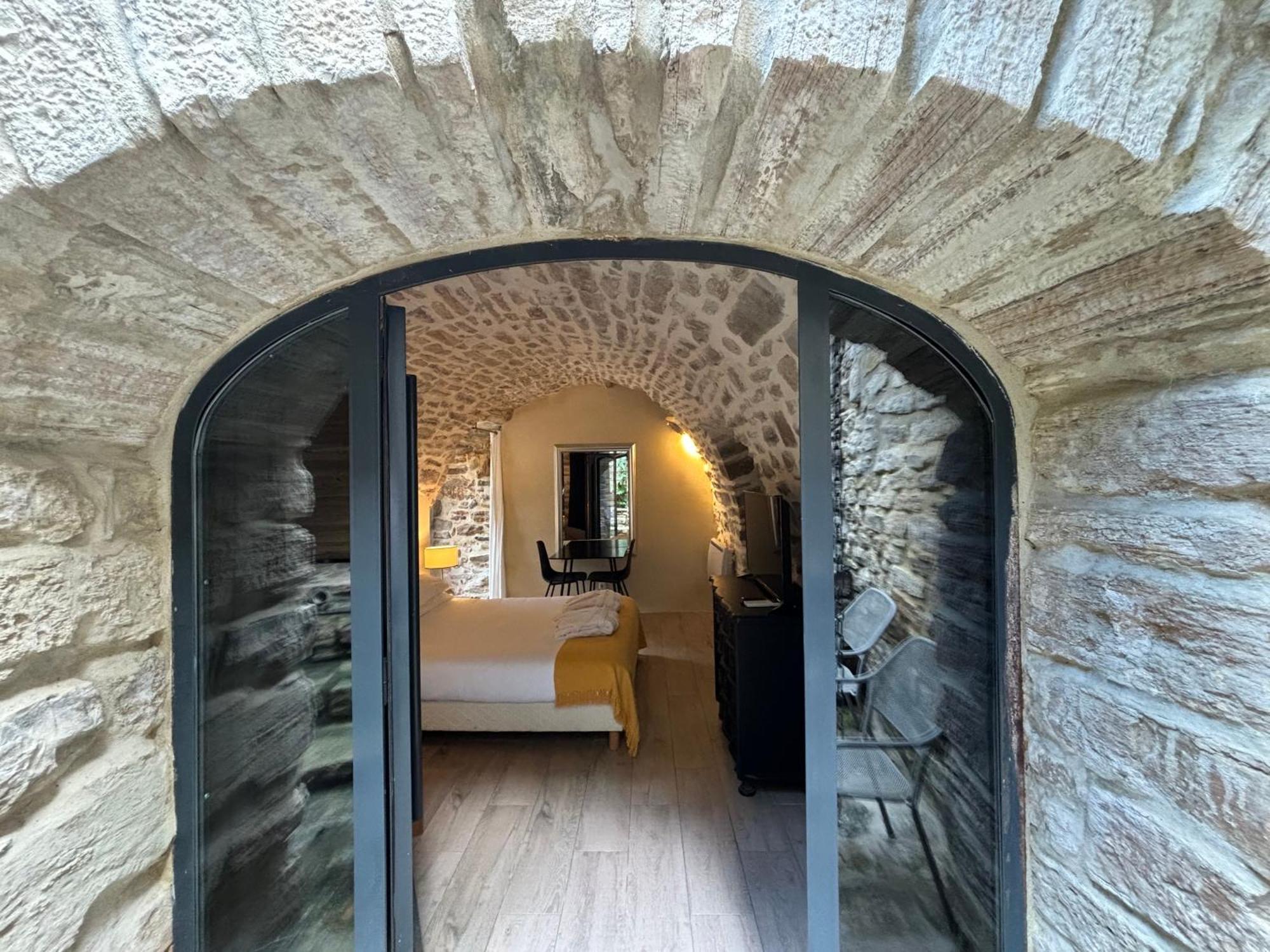 La Maison des Vendangeurs - TABLE D'HÔTES le soir du jeudi au lundi - Jacuzzi - Balnéo SPA - ACCES Piscine pour chambre Grafitti et chambre La Tour Martignargues Esterno foto