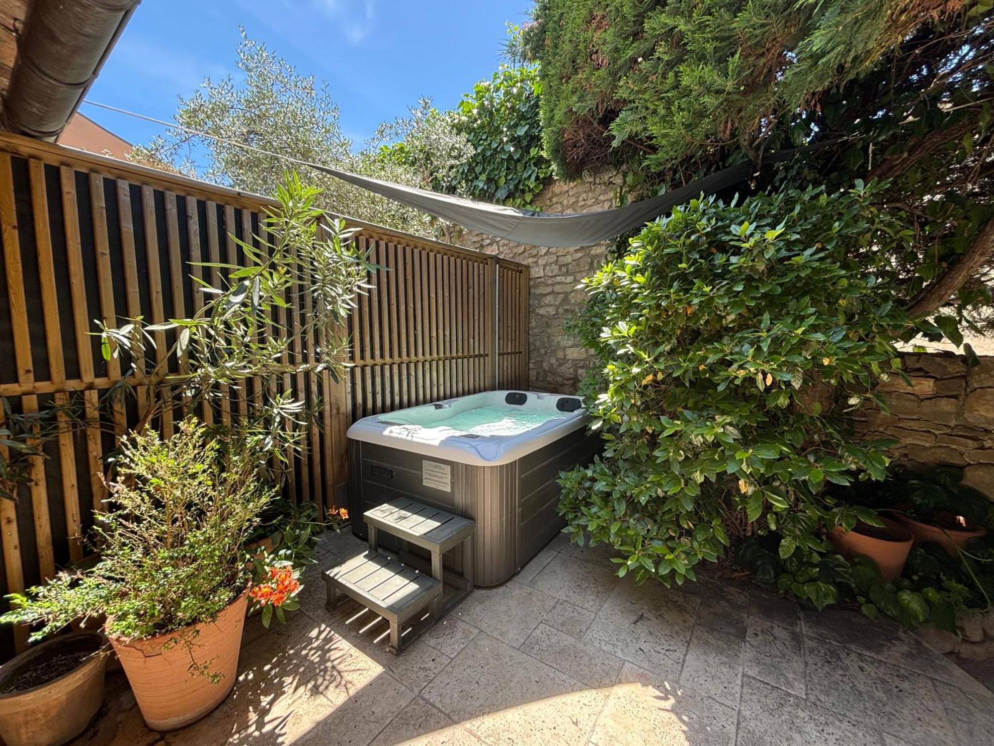 La Maison des Vendangeurs - TABLE D'HÔTES le soir du jeudi au lundi - Jacuzzi - Balnéo SPA - ACCES Piscine pour chambre Grafitti et chambre La Tour Martignargues Esterno foto