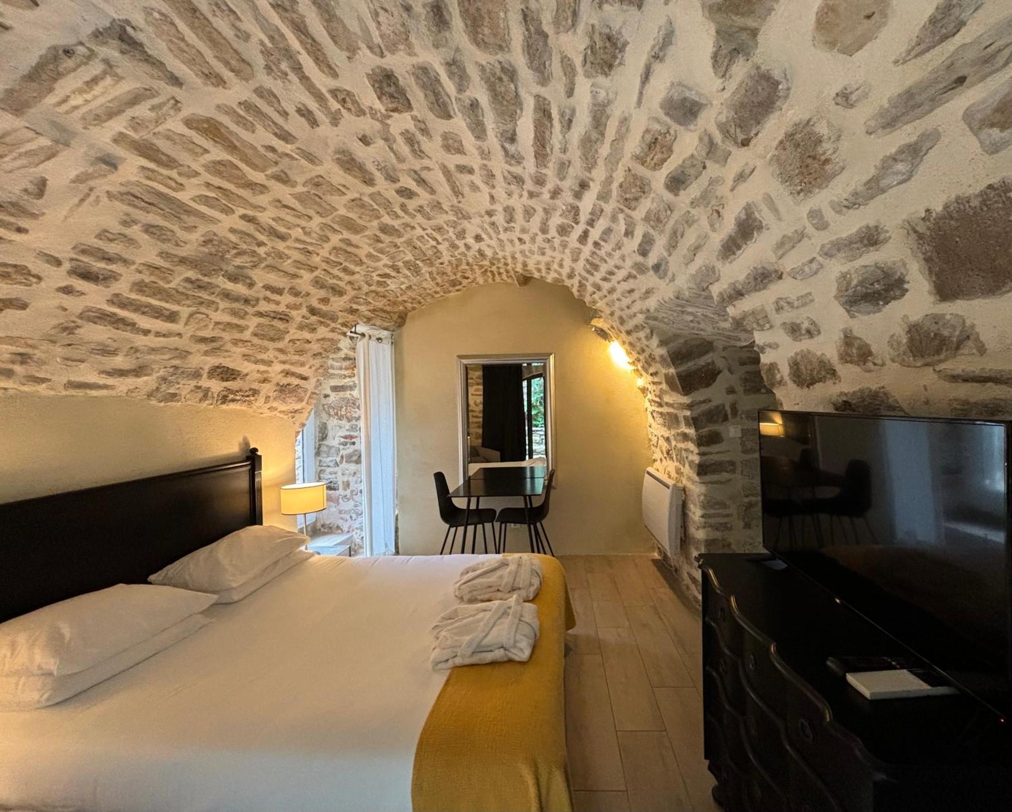 La Maison des Vendangeurs - TABLE D'HÔTES le soir du jeudi au lundi - Jacuzzi - Balnéo SPA - ACCES Piscine pour chambre Grafitti et chambre La Tour Martignargues Esterno foto