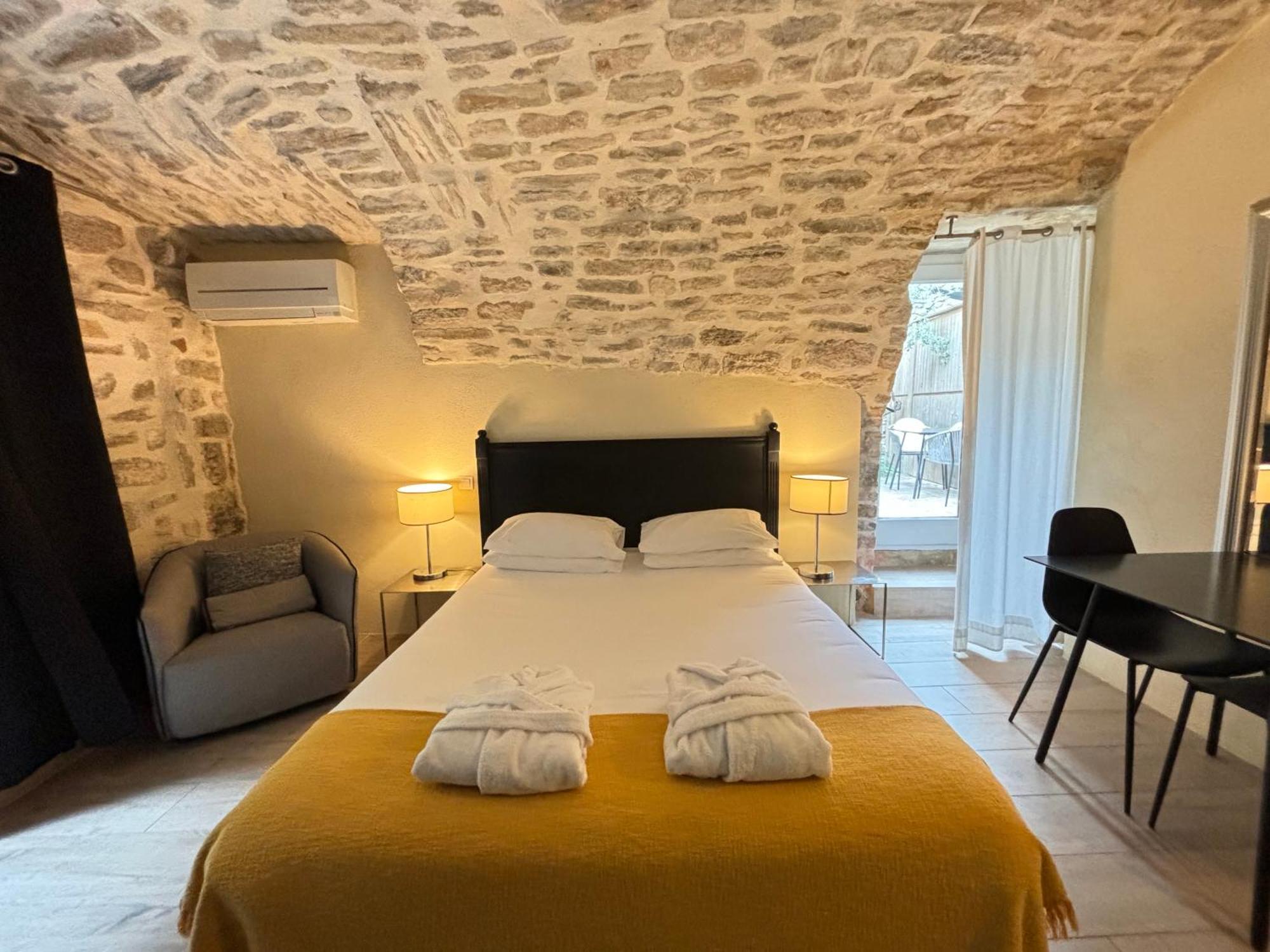 La Maison des Vendangeurs - TABLE D'HÔTES le soir du jeudi au lundi - Jacuzzi - Balnéo SPA - ACCES Piscine pour chambre Grafitti et chambre La Tour Martignargues Esterno foto