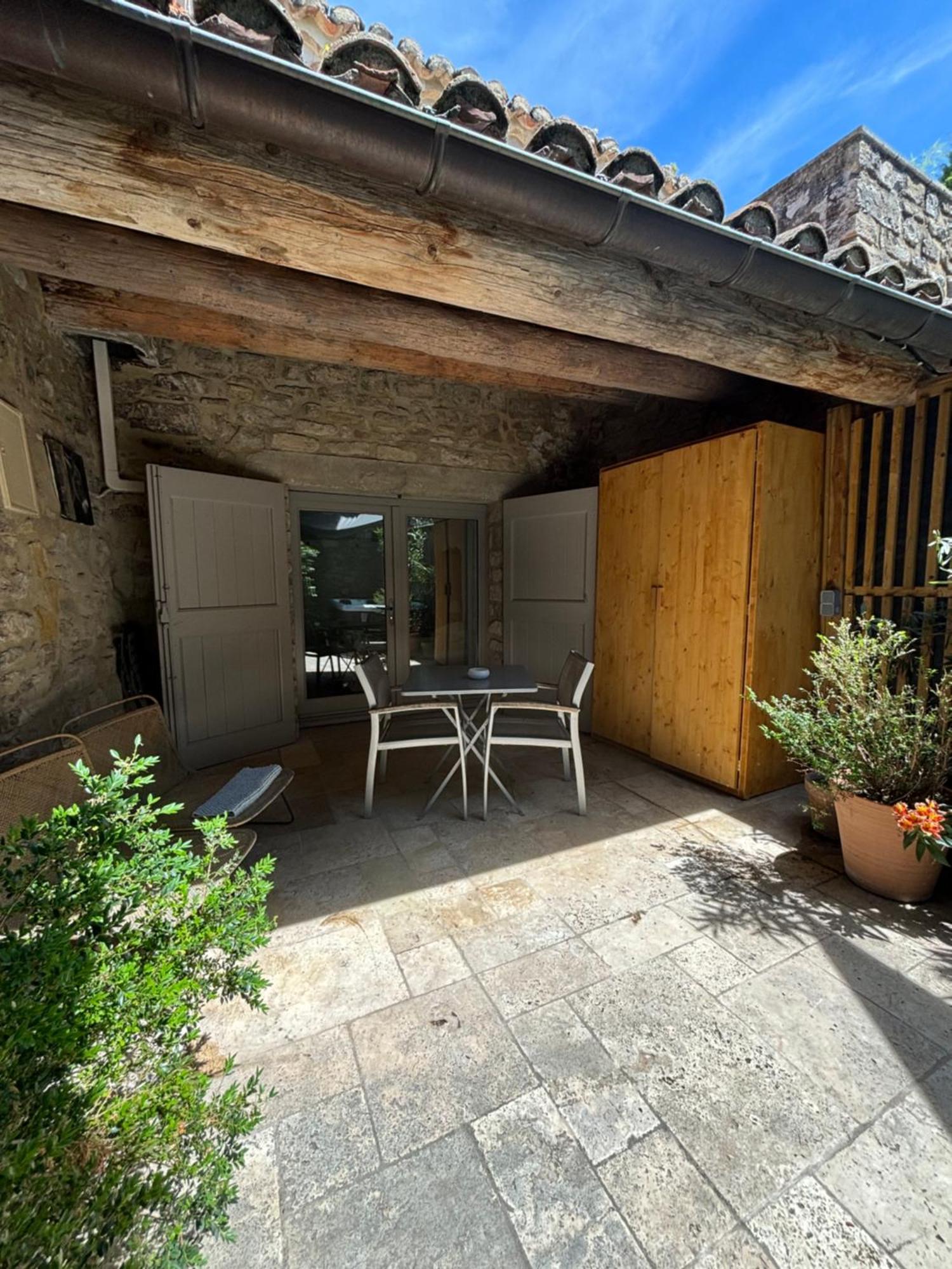 La Maison des Vendangeurs - TABLE D'HÔTES le soir du jeudi au lundi - Jacuzzi - Balnéo SPA - ACCES Piscine pour chambre Grafitti et chambre La Tour Martignargues Esterno foto