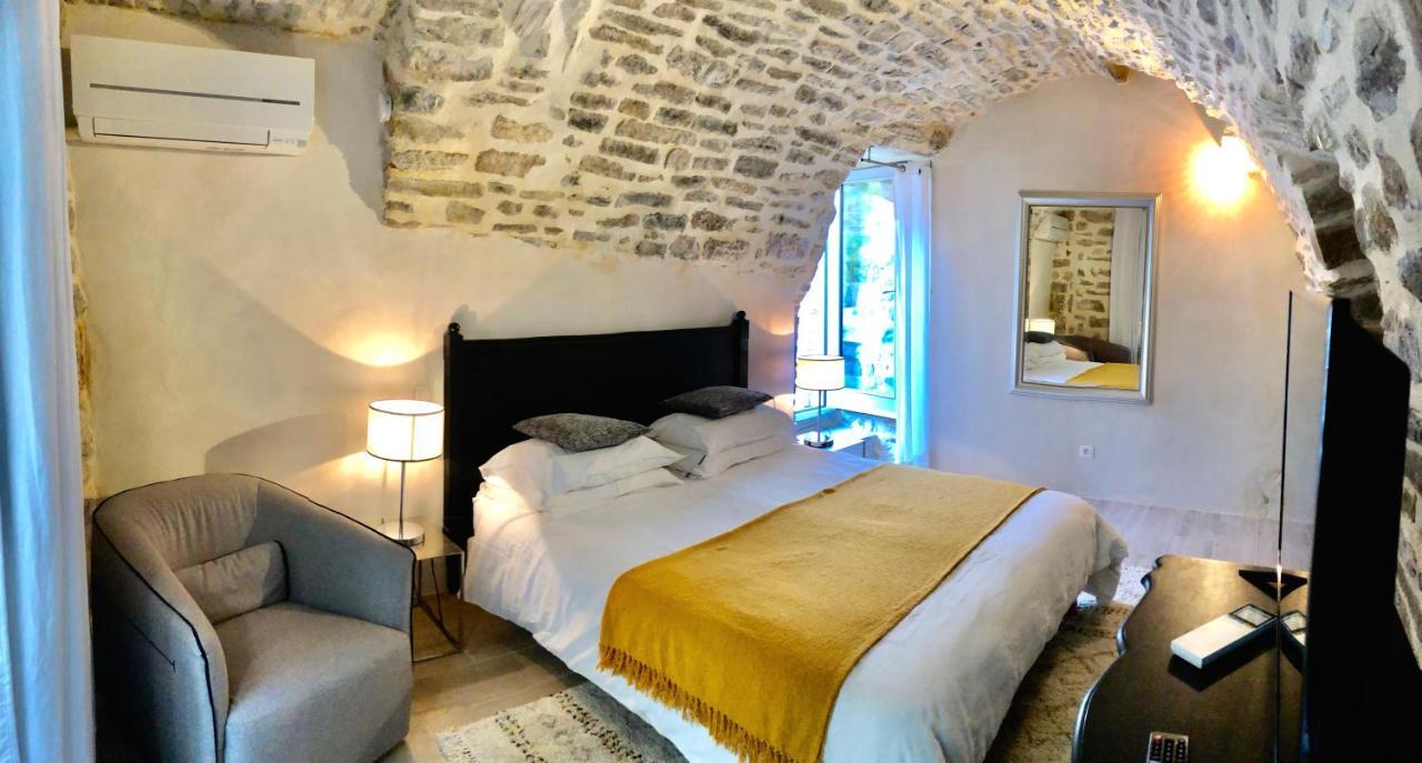 La Maison des Vendangeurs - TABLE D'HÔTES le soir du jeudi au lundi - Jacuzzi - Balnéo SPA - ACCES Piscine pour chambre Grafitti et chambre La Tour Martignargues Esterno foto