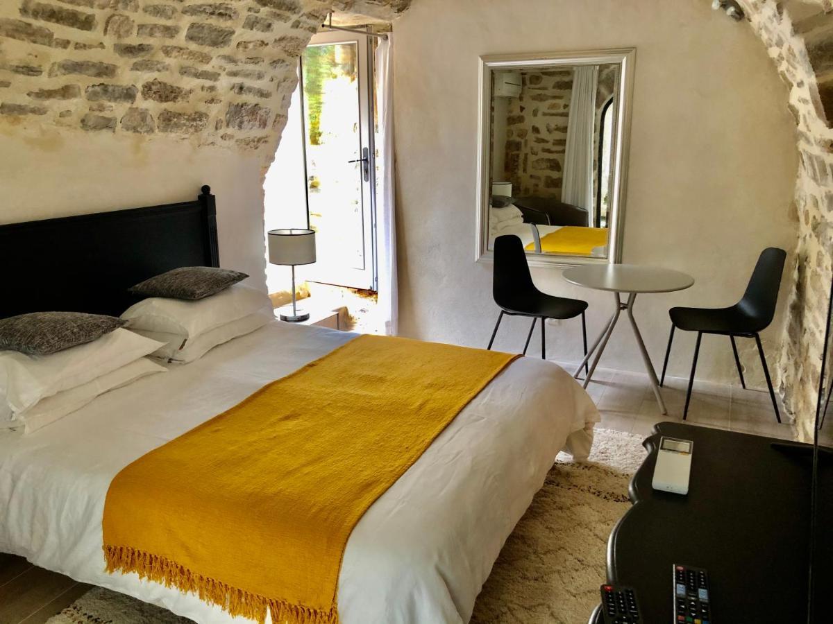 La Maison des Vendangeurs - TABLE D'HÔTES le soir du jeudi au lundi - Jacuzzi - Balnéo SPA - ACCES Piscine pour chambre Grafitti et chambre La Tour Martignargues Esterno foto